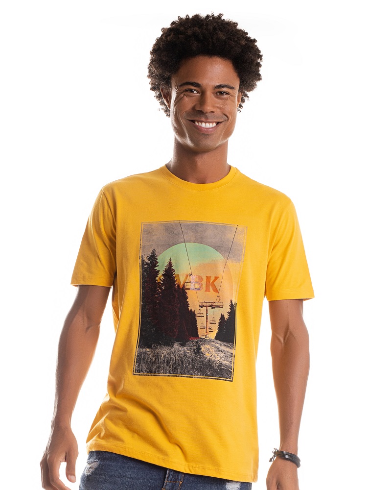 Camiseta Masculina Manga Curta em Algodão e Estampa Cada um Terá a Vista da Montanha que Subir