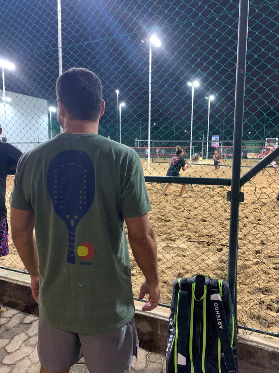 Camiseta T-Shirt Stone Beach Tennis Raquete Costas 2 - Verde Musgo & Amarelo Fluor