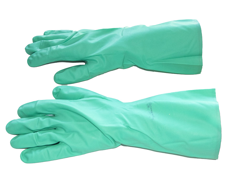 Luva nitrílica verde para proteção das mãos