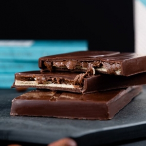 Barra de Chocolate Belga 54% Cacau Recheado Com Avelã e Waffer - Zero Açúcar - 80g (Unidade) - Luckau
